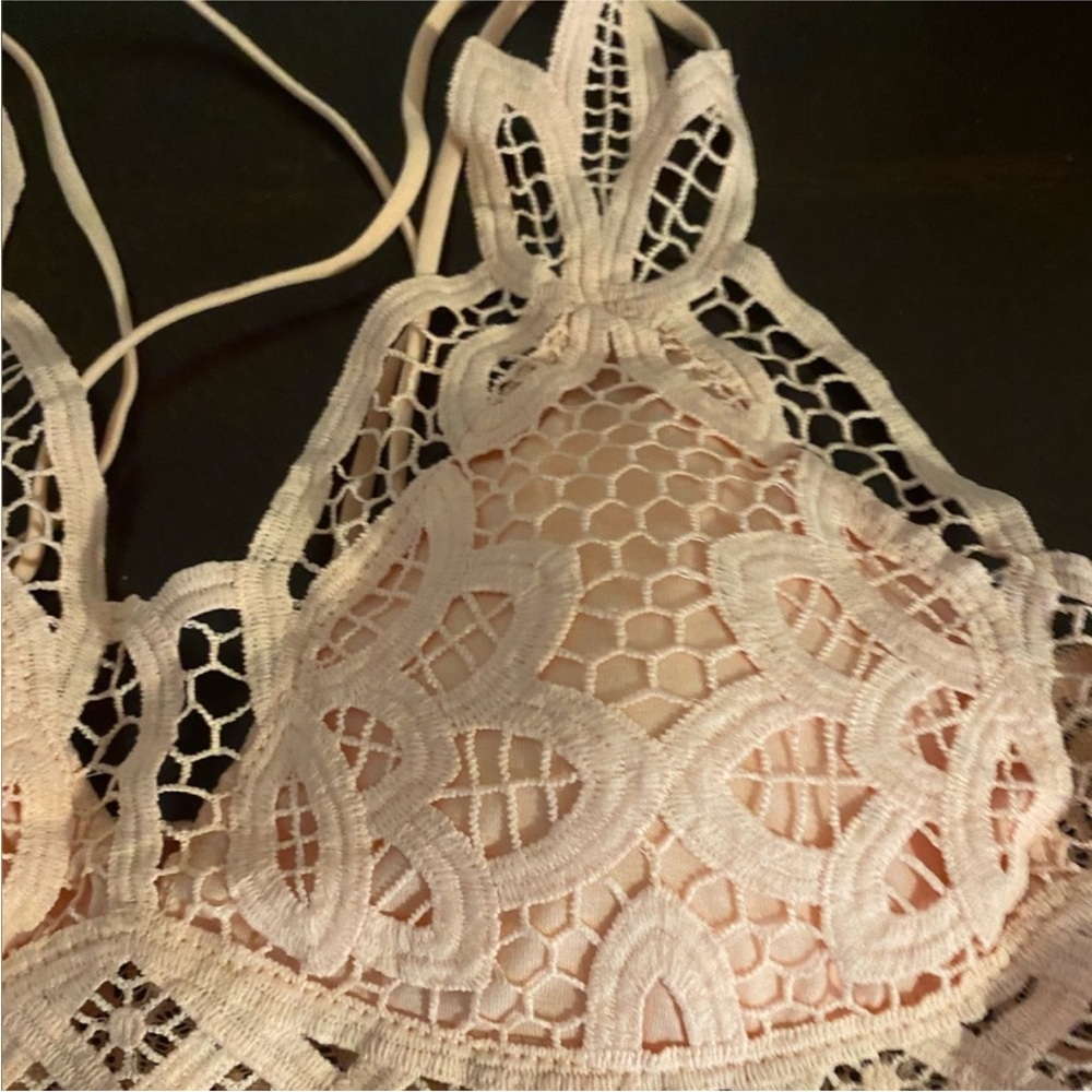 Elegant Lace Bralette in Cream - Picture 2 of 3